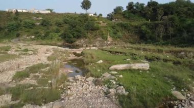 Köprü altındaki arka plan perspektifi sakin su akışını ve kırsal manzara ortamını gösteriyor, Nara Matore, Pakistan, 23 Eylül 2025