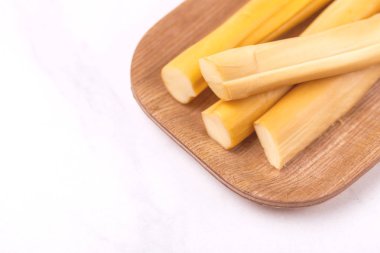 Sağlıklı Snack. Füme peynir. Kobarcik. Seçici odak. Kopya alanı