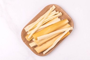 Sağlıklı Snack. Füme peynir. Kobarcik. Seçici odak. Kopya alanı