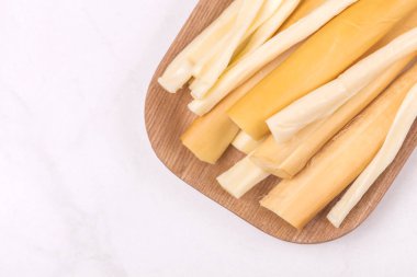 Sağlıklı Snack. Füme peynir. Kobarcik. Seçici odak. Kopya alanı