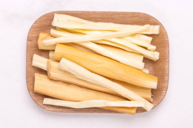 Sağlıklı Snack. Füme peynir. Kobarcik. Seçici odak. Kopya alanı