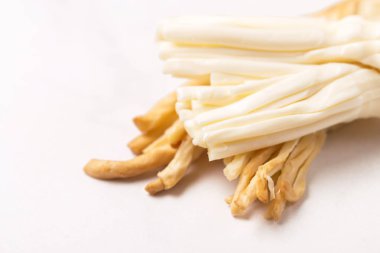 Sağlıklı Snack. Füme peynir. Kobarcik. Seçici odak. Kopya alanı