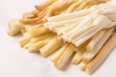 Sağlıklı Snack. Füme peynir. Kobarcik. Seçici odak. Kopya alanı