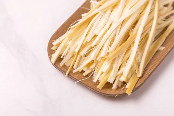 Sağlıklı Snack. Füme peynir. Kobarcik. Seçici odak. Kopya alanı