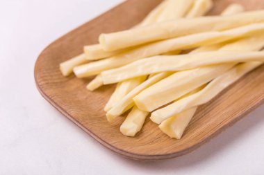 Sağlıklı Snack. Füme peynir. Kobarcik. Seçici odak. Kopya alanı