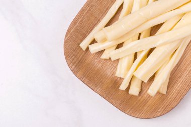 Sağlıklı Snack. Füme peynir. Kobarcik. Seçici odak. Kopya alanı