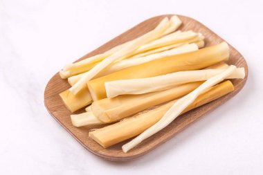 Sağlıklı Snack. Füme peynir. Kobarcik. Seçici odak. Kopya alanı