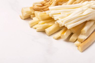 Sağlıklı Snack. Füme peynir. Kobarcik. Seçici odak. Kopya alanı