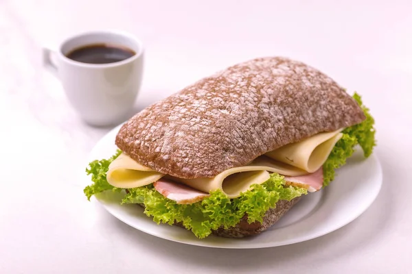 Sándwich Chiabatta Con Jamón Queso Lechuga Taza Café Para Desayuno — Foto de Stock