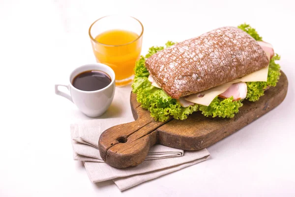 Sándwich Chiabatta Con Jamón Queso Lechuga Taza Café Jugo Naranja — Foto de Stock