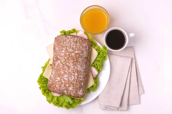 Panino Alla Chiabatta Con Prosciutto Formaggio Lattuga Caffè Succo Arancia — Foto Stock