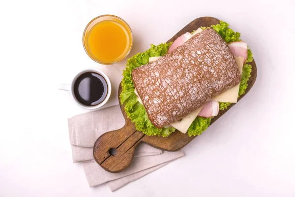Chiabatta 샌드위치 치즈와 양상추 아침에 커피와 오렌지 주스의 선택적 — 스톡 사진