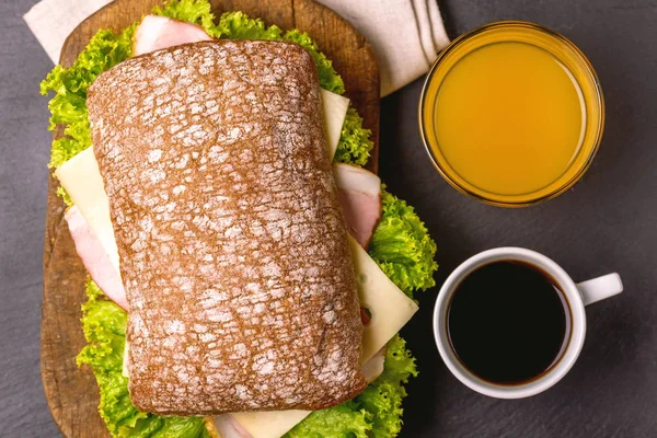 Panino Alla Chiabatta Con Prosciutto Formaggio Lattuga Caffè Succo Arancia — Foto Stock