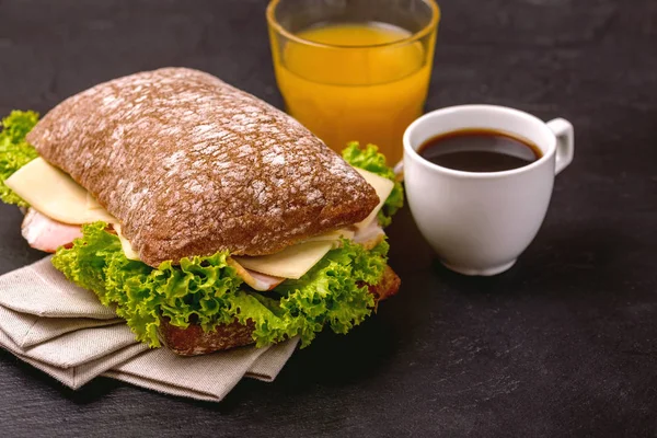 Sándwich Chiabatta Con Jamón Queso Lechuga Taza Café Jugo Naranja —  Fotos de Stock