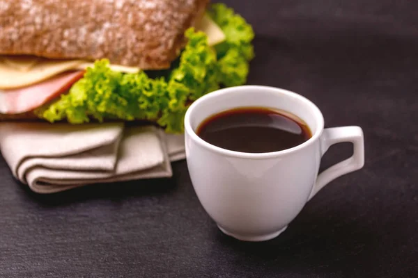 Panino Alla Chiabatta Con Prosciutto Formaggio Lattuga Tazza Caffè Colazione — Foto Stock