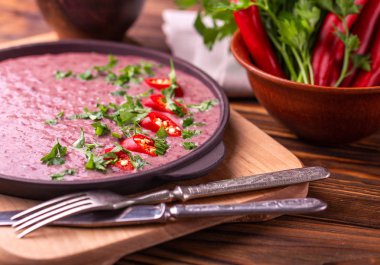 Geleneksel ev yapımı Meksikalı kırmızı fasulye püresi çorba, limon, maydanoz ve kırmızı biber biber. Sıcak ve baharatlı vejetaryen yemek.