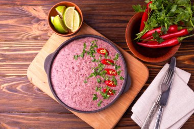 Geleneksel ev yapımı Meksikalı kırmızı fasulye püresi çorba, limon, maydanoz ve kırmızı biber biber. Sıcak ve baharatlı vejetaryen yemek.