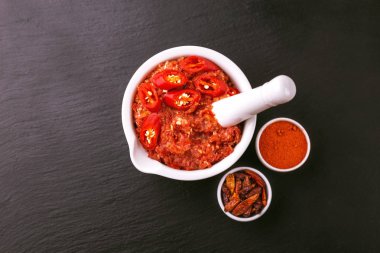 Geleneksel Maghrebi sıcak biber sosu Yapıştır harissa. Tunus ve Arap mutfağı adjika