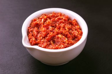 Geleneksel Maghrebi sıcak biber sosu Yapıştır harissa. Tunus ve Arap mutfağı adjika