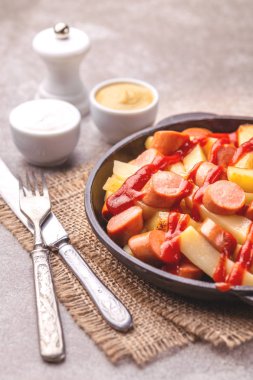 Geleneksel ev yapımı Perulu Salchipapa patates kızartması mayonez, ketçap ve hardal sos ile. Sosis ile kızarmış patates. Fastfood