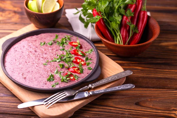 Geleneksel ev yapımı Meksikalı kırmızı fasulye püresi çorba, limon, maydanoz ve kırmızı biber biber. Sıcak ve baharatlı vejetaryen yemek.