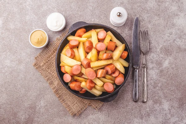Geleneksel ev yapımı Perulu Salchipapa patates kızartması mayonez, ketçap ve hardal sos ile. Sosis ile kızarmış patates. Fastfood