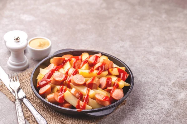 Geleneksel ev yapımı Perulu Salchipapa patates kızartması mayonez, ketçap ve hardal sos ile. Sosis ile kızarmış patates. Fastfood