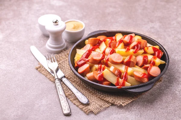 Geleneksel ev yapımı Perulu Salchipapa patates kızartması mayonez, ketçap ve hardal sos ile. Sosis ile kızarmış patates. Fastfood