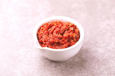 Geleneksel Maghrebi sıcak biber sosu Yapıştır harissa. Tunus ve Arap mutfağı adjika