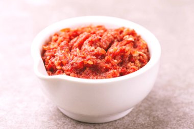 Geleneksel Maghrebi sıcak biber sosu Yapıştır harissa. Tunus ve Arap mutfağı adjika