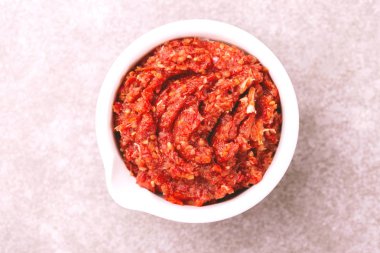 Geleneksel Maghrebi sıcak biber sosu Yapıştır harissa. Tunus ve Arap mutfağı adjika