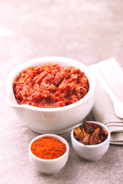 Geleneksel Maghrebi sıcak biber sosu Yapıştır harissa. Tunus ve Arap mutfağı adjika