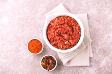 Geleneksel Maghrebi sıcak biber sosu Yapıştır harissa. Tunus ve Arap mutfağı adjika