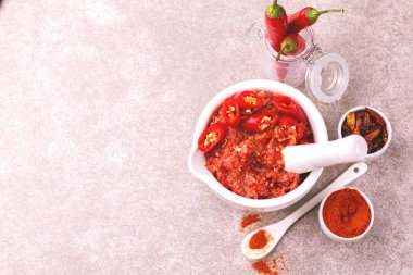 Geleneksel Maghrebi sıcak biber sosu Yapıştır harissa. Tunus ve Arap mutfağı adjika