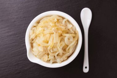 Ev yapımı karamelize soğan tavada. Sıcak vejetaryen yemek.