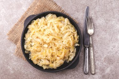 Ev yapımı karamelize soğan tavada. Sıcak vejetaryen yemek.