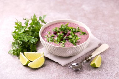 Geleneksel ev yapımı Meksikalı kırmızı fasulye püresi çorba, limon, maydanoz ve kırmızı biber biber. Sıcak ve baharatlı vejetaryen yemek.