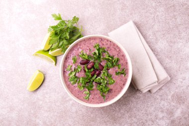 Geleneksel ev yapımı Meksikalı kırmızı fasulye püresi çorba, limon, maydanoz ve kırmızı biber biber. Sıcak ve baharatlı vejetaryen yemek.