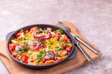 Bir tavada ekmek tost ile Shakshuka. Orta Doğu ve Yahudi geleneksel yemekleri. Domates, biber, sarımsak, soğan, sebze ve otlar ile kızarmış yumurta.