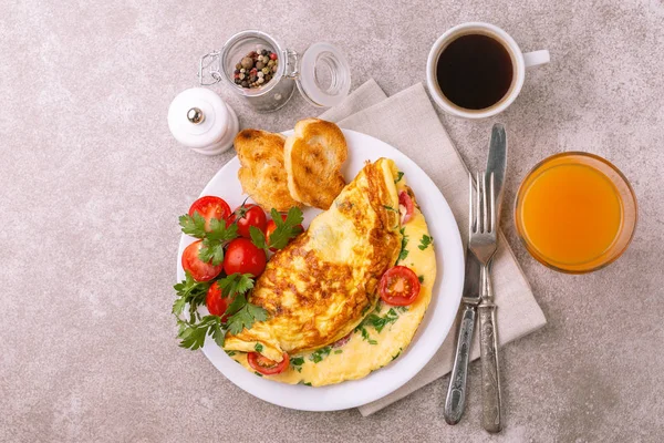 Herb Omelett Med Gräslök Körsbärstomater Och Persilja Med Panini Skålar — Stockfoto