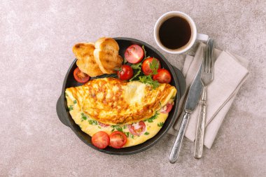 Frenk soğanı, domates ve maydanoz panini tost ile ot omlet. Kahve ve portakal suyu. Kahvaltı