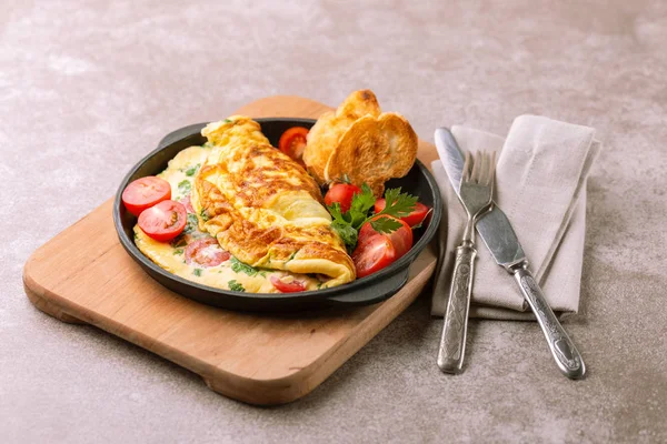 Omelette Aux Herbes Avec Ciboulette Tomates Cerises Persil Avec Pain — Photo