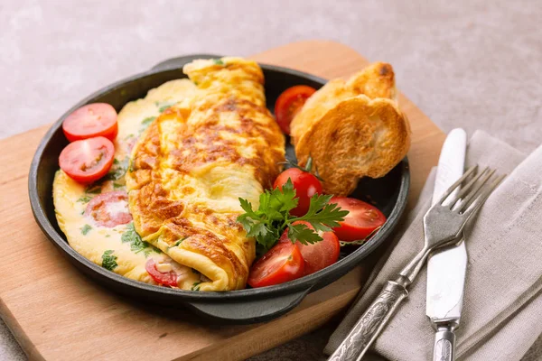 Frenk soğanı, domates ve maydanoz panini tost ile ot omlet. Kahvaltı