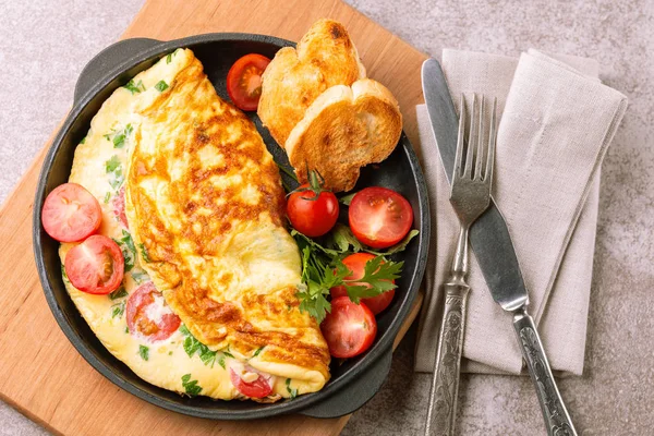 Frenk Soğanı Domates Maydanoz Panini Tost Ile Omlet Kahvaltı — Stok fotoğraf