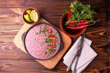 Geleneksel ev yapımı Meksikalı kırmızı fasulye püresi çorba, limon, maydanoz ve kırmızı biber biber. Sıcak ve baharatlı vejetaryen yemek.