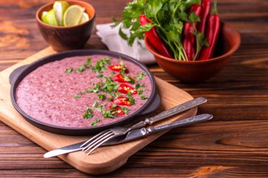 Geleneksel ev yapımı Meksikalı kırmızı fasulye püresi çorba, limon, maydanoz ve kırmızı biber biber. Sıcak ve baharatlı vejetaryen yemek.