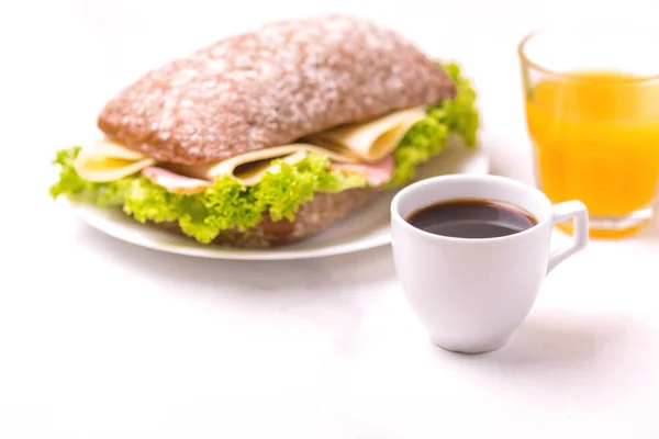 Panino Alla Chiabatta Con Prosciutto Formaggio Lattuga Caffè Succo Arancia — Foto Stock