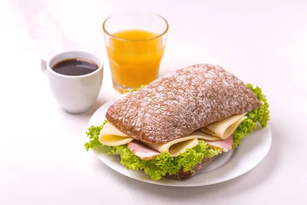 Panino Alla Chiabatta Con Prosciutto Formaggio Lattuga Caffè Succo Arancia — Foto Stock