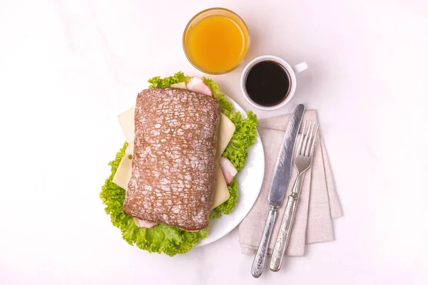 Panino Alla Chiabatta Con Prosciutto Formaggio Lattuga Caffè Succo Arancia — Foto Stock