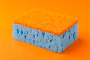 Bulaşık süngerleri. Mutfak ekipmanları. Turuncu arka plan. Stüdyo